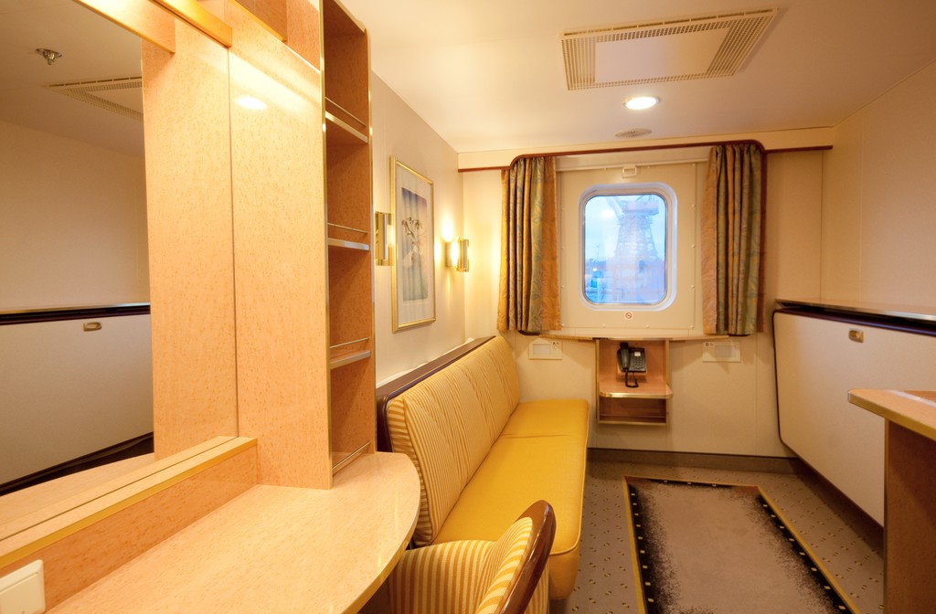 Hurtigruten MS Finnmarken Cabin MiddleUpper deck.jpg